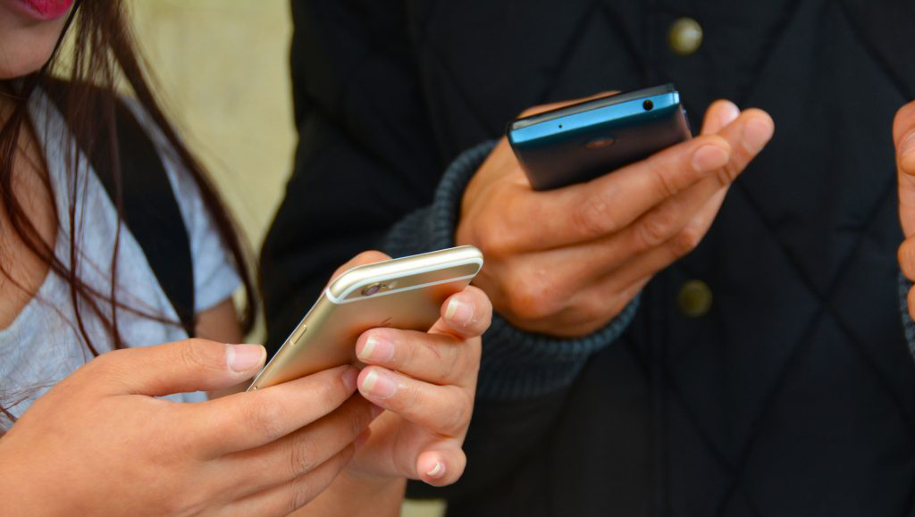 スマートフォンとタブレットの使いすぎにより起こる６つの障害