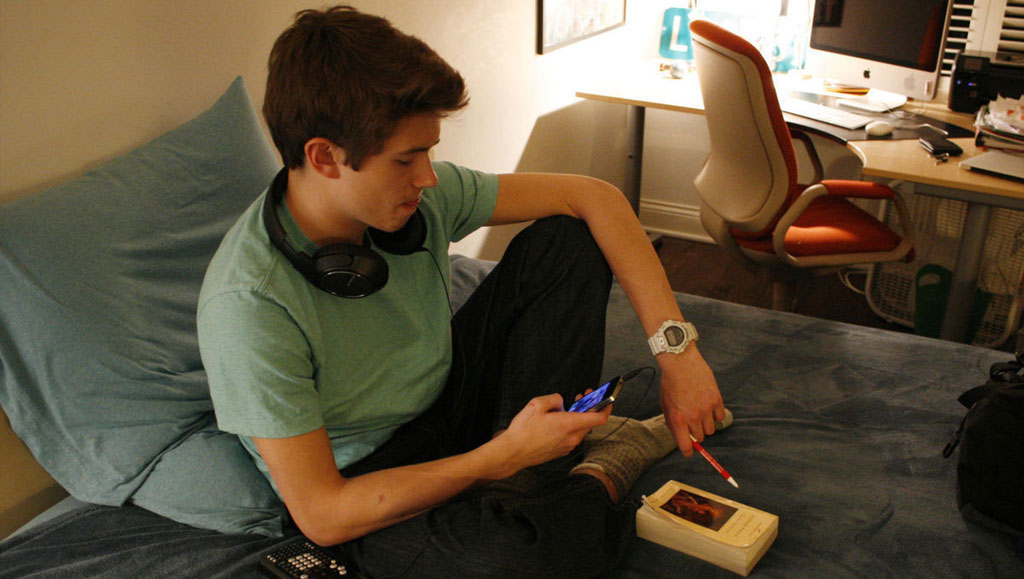 自尊心の低い10代の若者が携帯電話に依存しやすいと発覚
