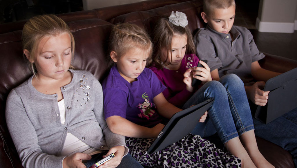 99.2％の十代の若者がインターネットにアクセスしている：「つながった」子供を持つことの課題