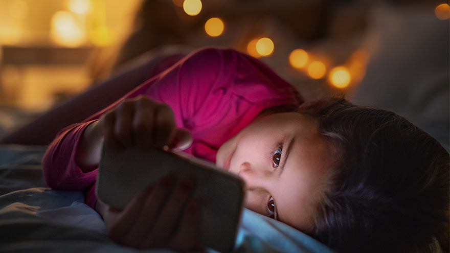Balancing Bedtime: A Guide to Reducing Screen Time and the Role of FamilyTime App